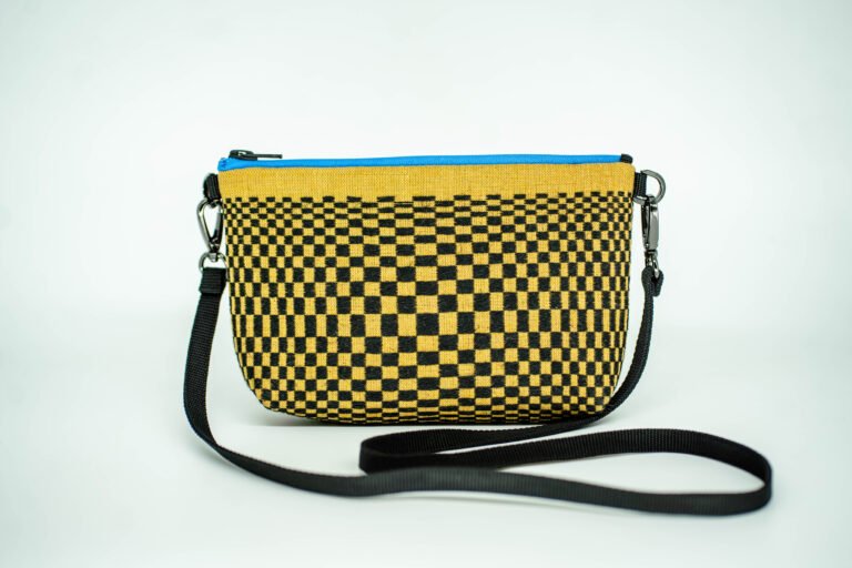 Juoda-geltona (rankinė)